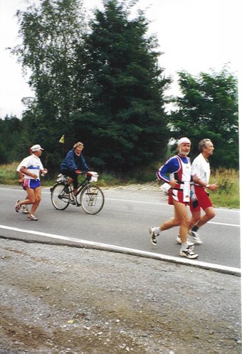 Ingris Schwarz-Linek(Fahrrad), Horst Preisler(1.v r) und Dietrich Barthel(2.v r)