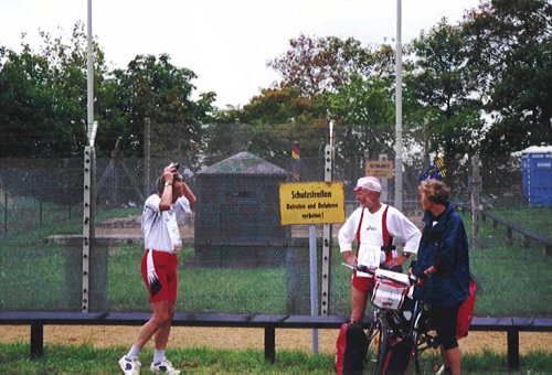 Horst, Dietrich und Ingrid vor einem Stck erhaltener Grenzanlagen